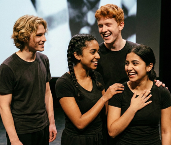 רוח, חברה ואומנות הבמה